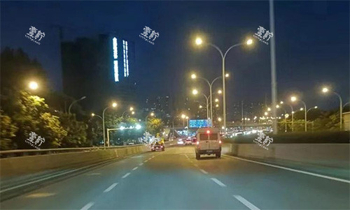 夜间开车视线不好