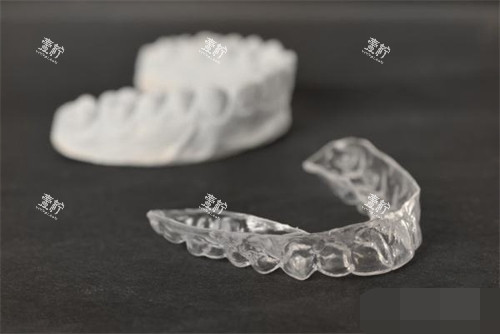 牙齿矫正透明保持器及牙齿模型图