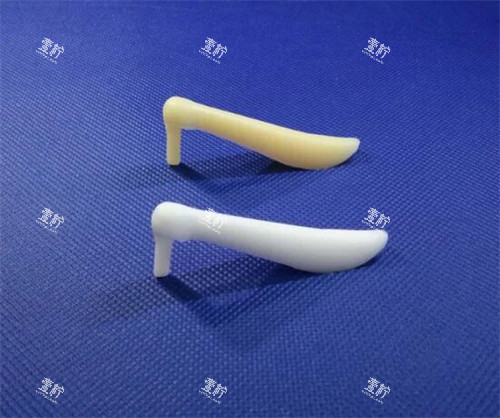 隆鼻手术用过的假体和新的假体