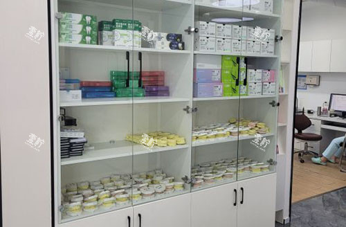 重庆德贝口腔牙齿模型展示图.jpg