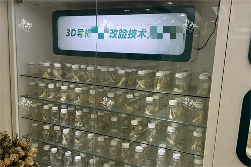广州广大整形医院展示柜.JPG