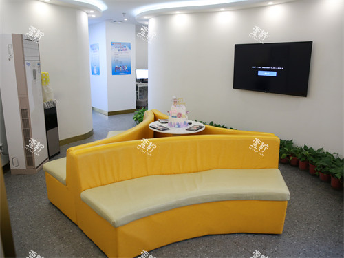 沈阳米兰口腔奥莱店休息沙发.JPG