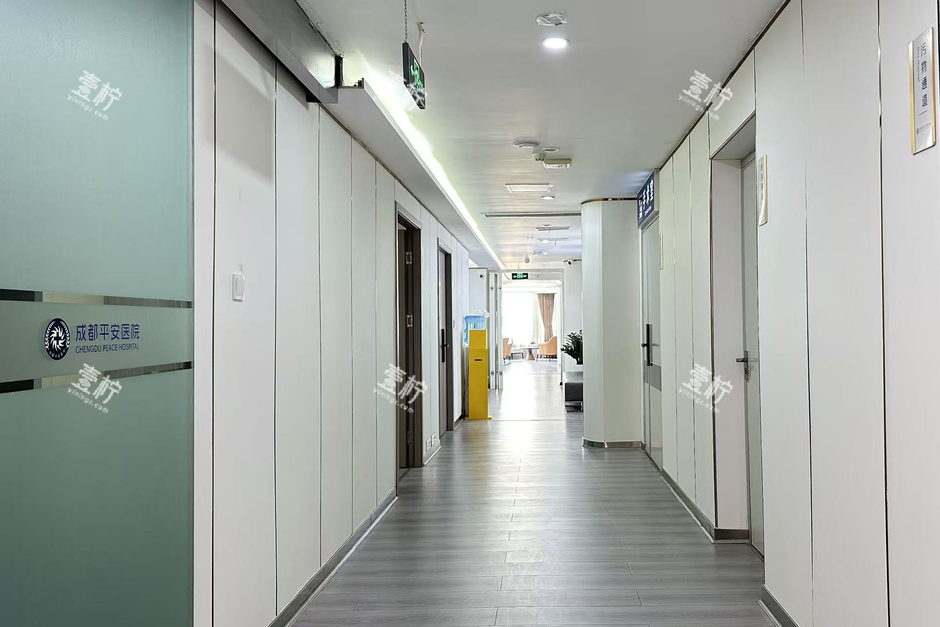 成都平安整形走廊.jpg