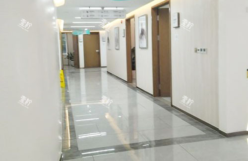 杭州天鑫医疗美容走廊环境实拍图.jpg 杭州天鑫医疗美容走廊环境实拍图.jpg
