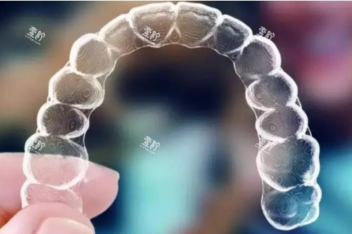 隐形矫正器模型图.jpg