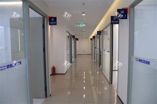 天津顺德口腔医院诊疗区走廊.jpg