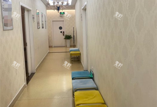 广州海峡整形内部过道等待区环境.jpg