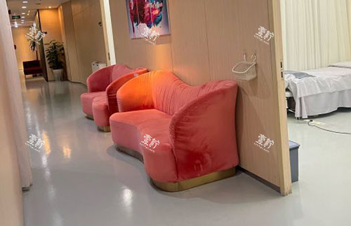 广州爱来医疗美容走廊等候区.jpg 广州爱来医疗美容走廊等候区.jpg