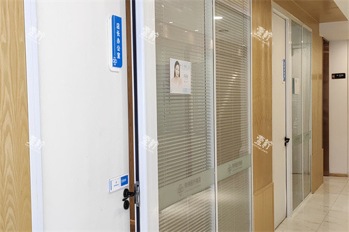 濮阳李伟医疗美容诊所店长办公室门口环境.jpg