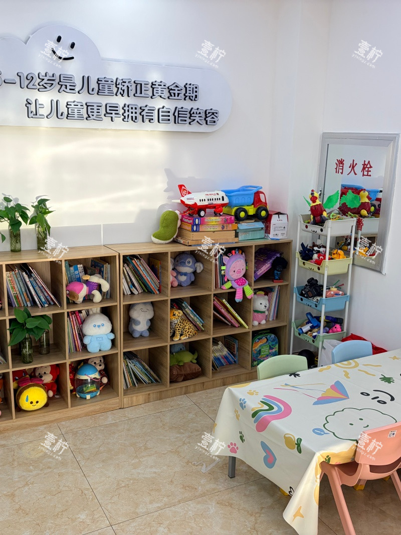 长春渼医口腔儿童候诊区.jpg 长春渼医口腔儿童候诊区.jpg