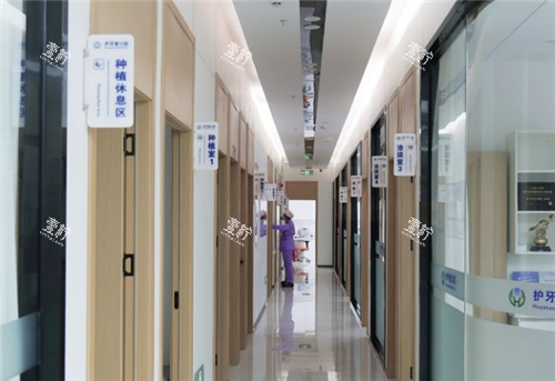 武汉护牙堂口腔走廊图.png