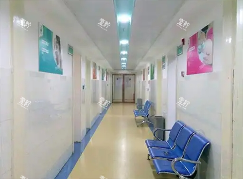郑州市管城中医院整形科过道.png