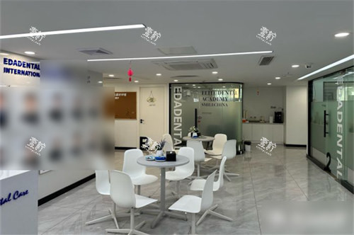 上海亿大口腔门诊部大厅休息区.jpg