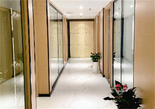 上海鹏爱医疗美容门诊部过道.jpg 上海鹏爱医疗美容门诊部过道.jpg